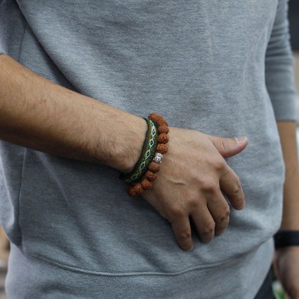 Rudraksha Mala Buddha Náramok - Hnedý