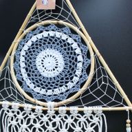 Ochranný Lapač Snov - Veľký - Macramé - Pyramída Biela/Šedá