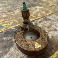 Stojan na Vonné Kužele "Tečúci Dym" - Mangové Drevo - Malý - Buddha