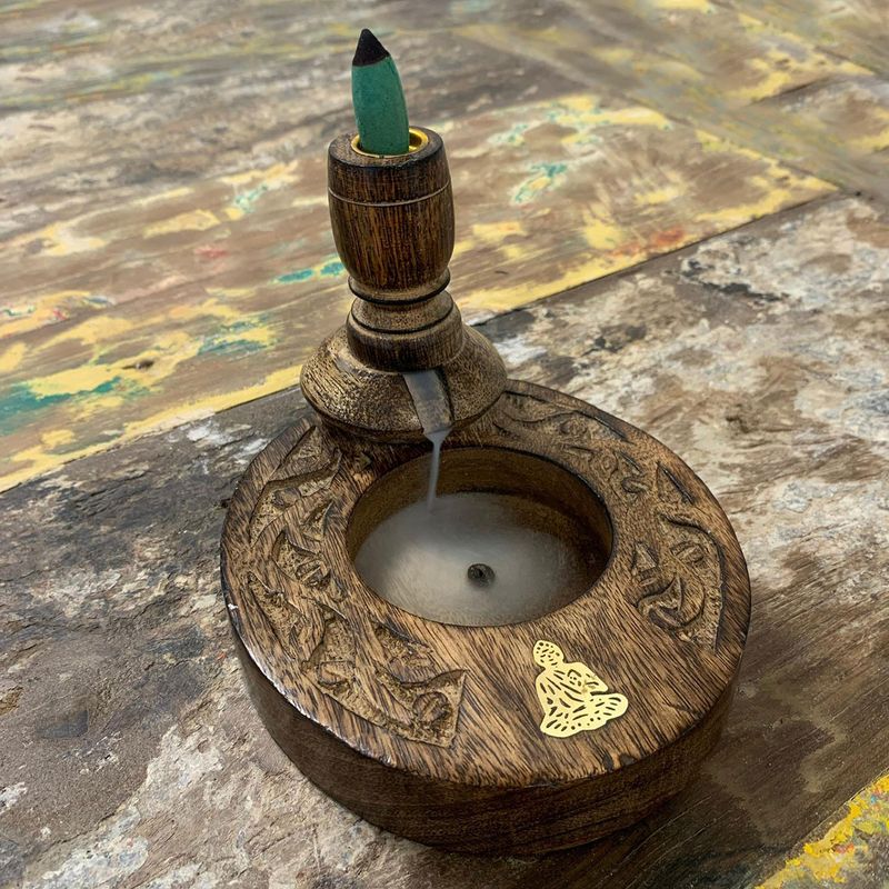 Stojan na Vonné Kužele "Tečúci Dym" - Mangové Drevo - Malý -  Buddha