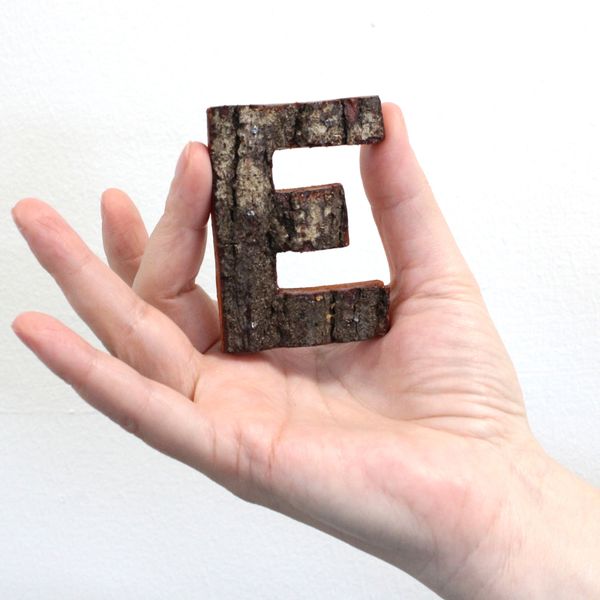 Rustikálne Písmená z Drevenej Kôry - "E" - 7cm