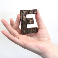 Rustikálne Písmená z Drevenej Kôry - "E"  - 7cm