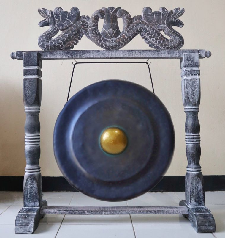 Veľký Gong s Hnedým Antickým Stojanom - 80cm - Čierny