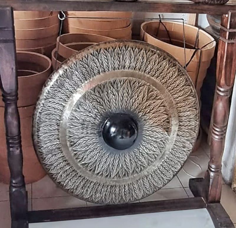 Veľký Gong s Hnedým Antickým Stojanom - 80cm - Čierny - Vzorovaný