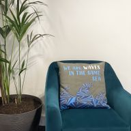 Bavlnená Obliečka na Vankúš s Potlačou - We are Waves - Sivá, Modrá a Prírodná