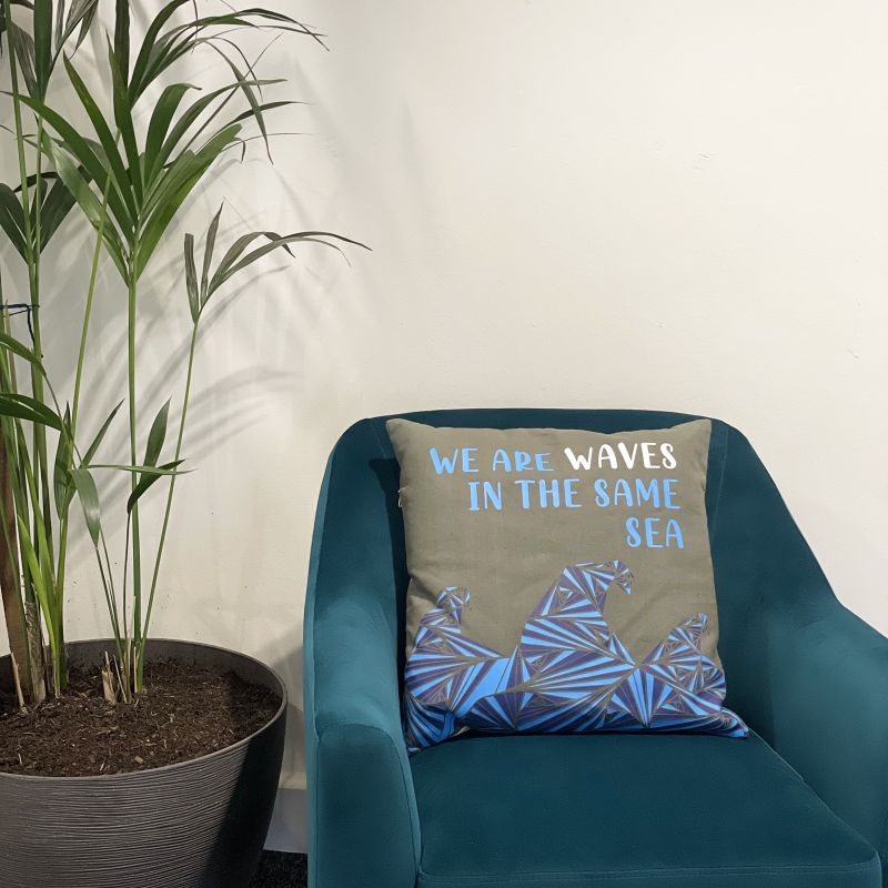 Bavlnená Obliečka na Vankúš s Potlačou - We are Waves - Sivá, Modrá a Prírodná