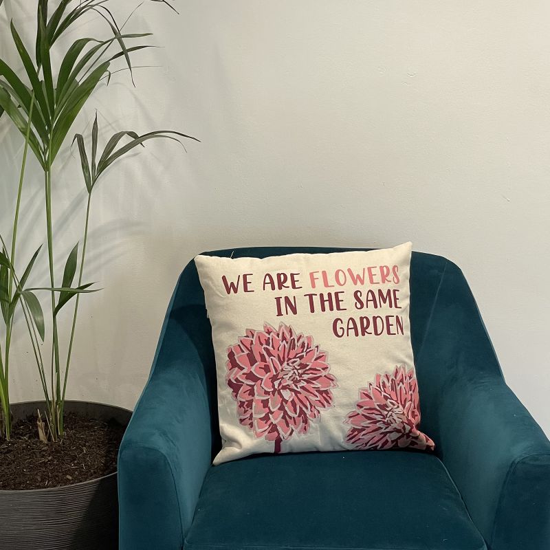 Bavlnená Obliečka na Vankúš s Potlačou - We are Flowers - Olivová, Ružová a Prírodná