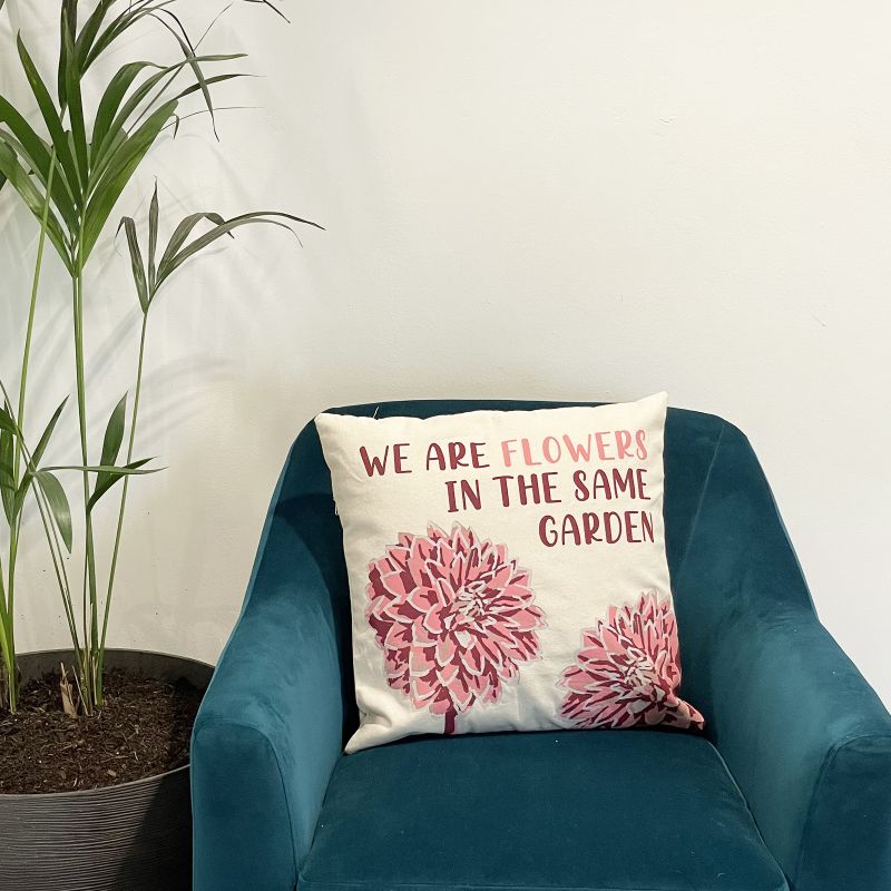Bavlnená Obliečka na Vankúš s Potlačou - We are Flowers - Olivová, Ružová a Prírodná