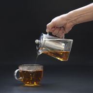 Sklenený Čajník so Sitkom - Tvar Veže - 780ml