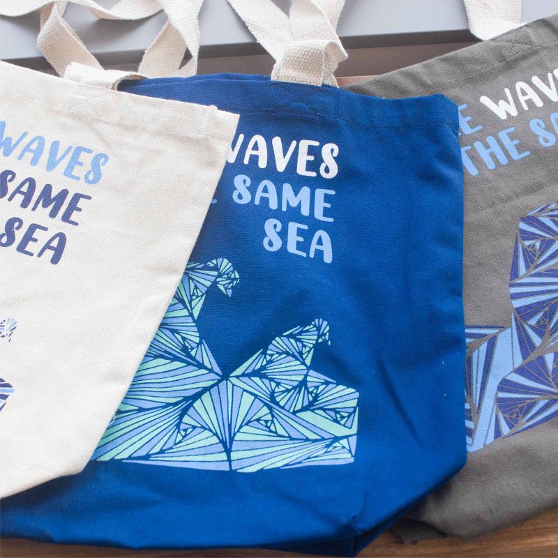 Bavlnená Taška s Potlačou - We are Waves - Sivá, Modrá a Prírodná
