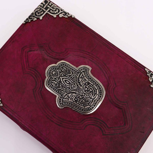 Červený Zápisník z Hrubej Kože – Zinkový Dekor Hamsa – 200 Strán  s Ozdobným Okrajom – 26 x 18 cm