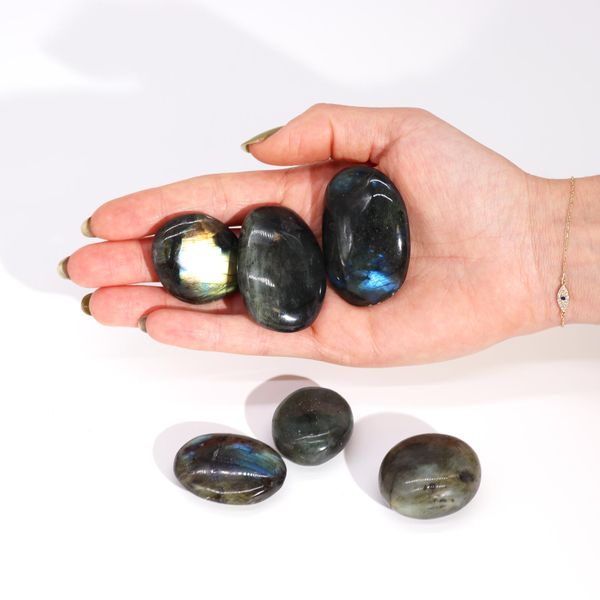 Madagaskarské Labradoritové Dlaňové Kamene (približne 17-40g 35-50mm)