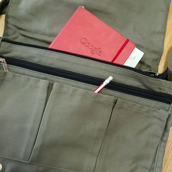 Bavlnená Taška na Notebook cez Rameno – Olivovo Zelená