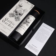Gothic Garden karta rituálneho kúzla vedľa sviečky