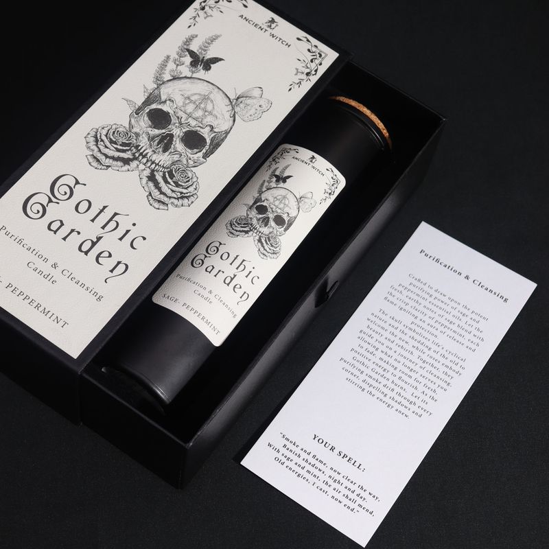 Gothic Garden karta rituálneho kúzla vedľa sviečky