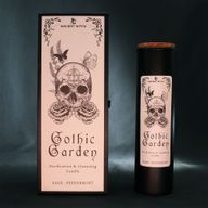 Gothic Garden rituálna sviečka zobrazená so svojím ilustrovaným obalom