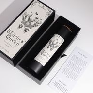 Witches’ Queen čierna sviečka s korkovým viečkom vo svojej darčekovej krabičke