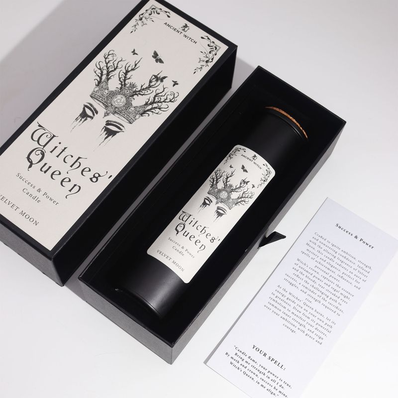 Witches’ Queen čierna sviečka s korkovým viečkom vo svojej darčekovej krabičke