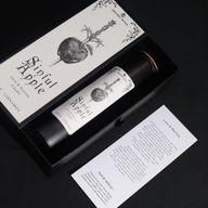 Karta kúziel rituálu Hriešne jablko vedľa sviečky