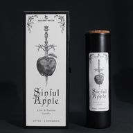 Rituálna sviečka Sinful Apple a darčeková krabička s jablkom prepichnutým athame na čiernom pozadí