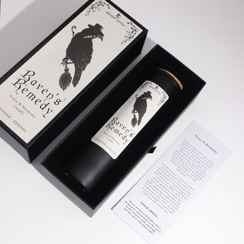 Raven's Remedy čierna sviečka s korkovým viečkom vo svojej darčekovej krabičke
