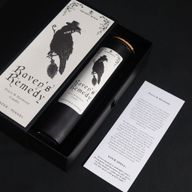 Karta rituálneho kúzla Raven's Remedy vedľa sviečky