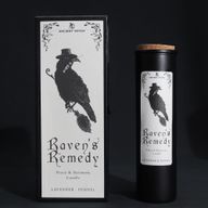 Raven's Remedy rituálna sviečka a havraní darčeková krabička na čiernom pozadí