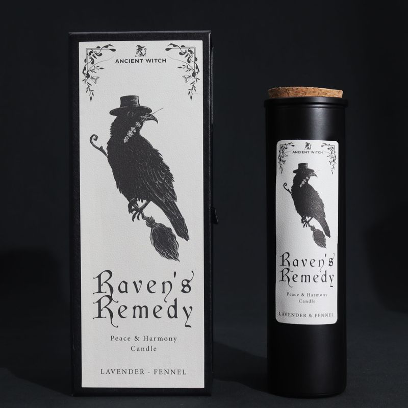 Raven's Remedy rituálna sviečka a havraní darčeková krabička na čiernom pozadí