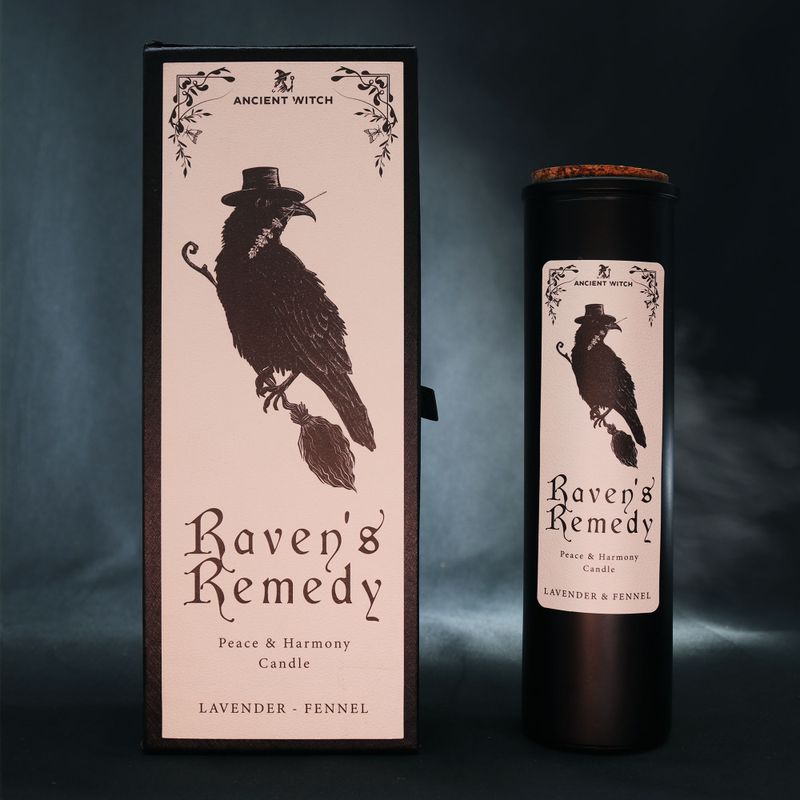 Raven's Remedy rituálna sviečka zobrazená so svojím ilustrovaným obalom