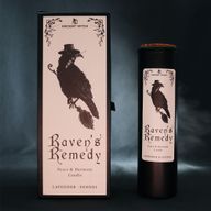 Raven's Remedy rituálna sviečka zobrazená so svojím ilustrovaným obalom