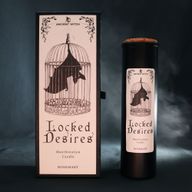 Rituálna sviečka Locked Desires zobrazená so svojím ilustrovaným obalom