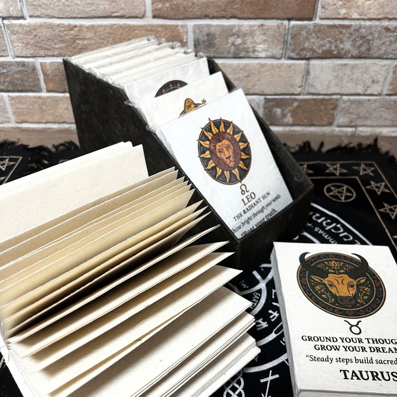 Stredné Zápisníky v Tibetskom Štýle so Znameniami Zverokruhu (12 × 8 cm) – 40 Listov (12 rôznych motívov) – v Displejnom Balení
