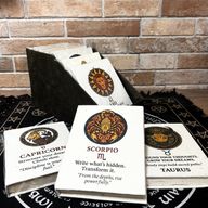 Stredné Zápisníky v Tibetskom Štýle so Znameniami Zverokruhu (12 × 8 cm) – 40 Listov (12 rôznych motívov) – v Displejnom Balení