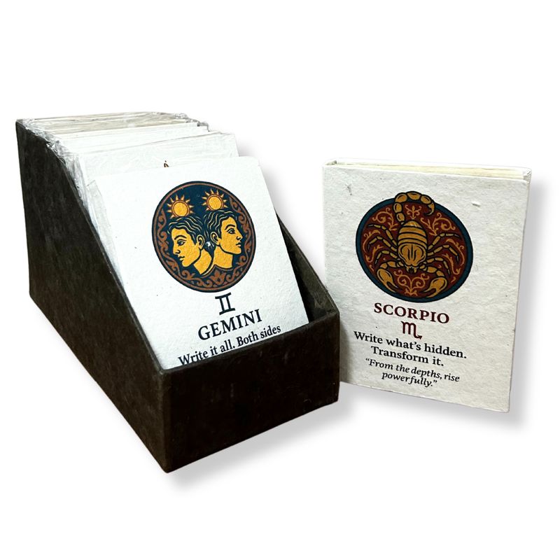 Stredné Zápisníky v Tibetskom Štýle so Znameniami Zverokruhu (12 × 8 cm) – 40 Listov (12 rôznych motívov) – v Displejnom Balení