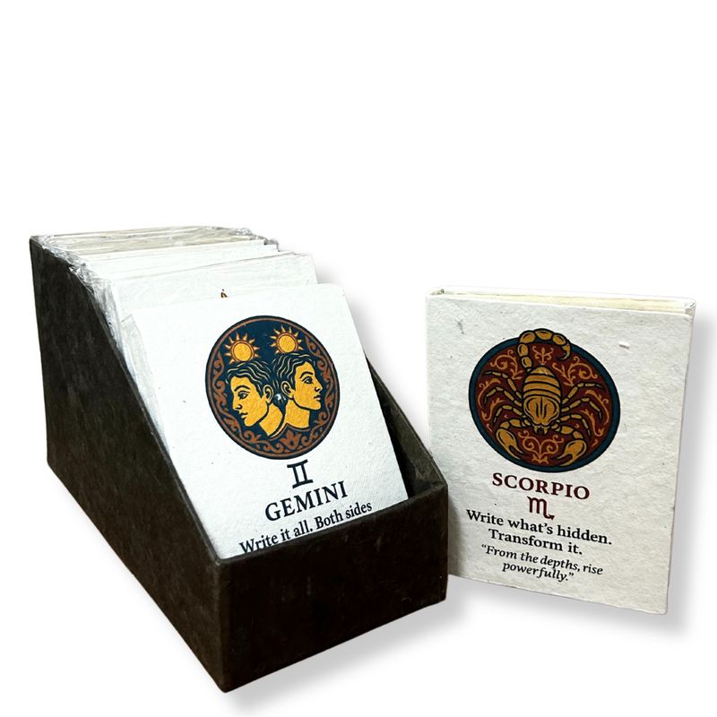 Stredné Zápisníky v Tibetskom Štýle so Znameniami Zverokruhu (12 × 8 cm) – 40 Listov (12 rôznych motívov) – v Displejnom Balení