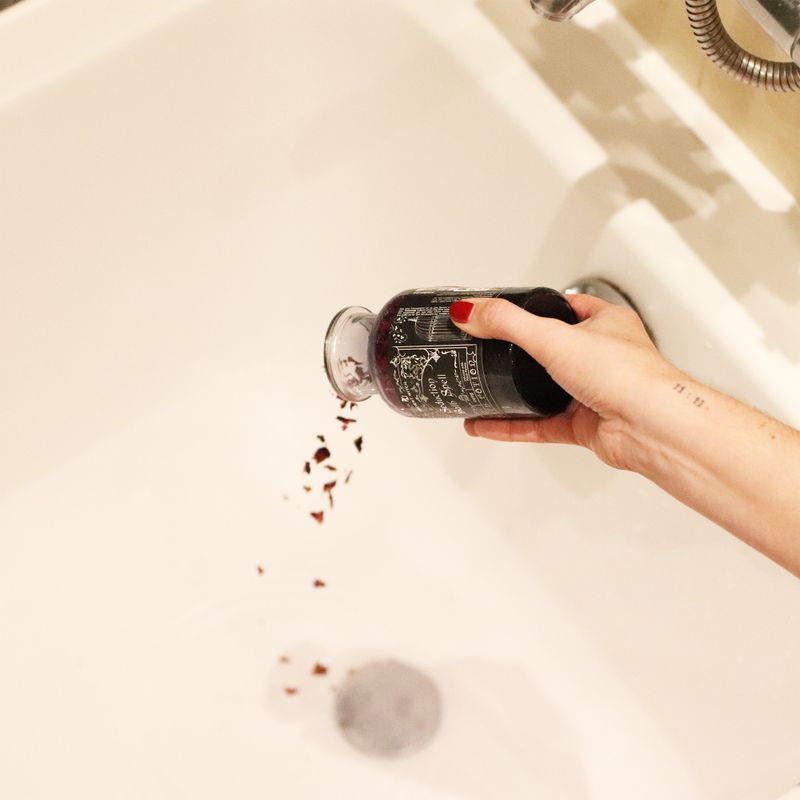 Starodávny Čarodejnícky Kúpeľný Elixír a Amulet z Ametystu – Zvodnosť
