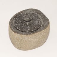 Prírodná Uzemňovacie Nádoba z Riečneho Kameňa – Malá (cca 9×7cm)