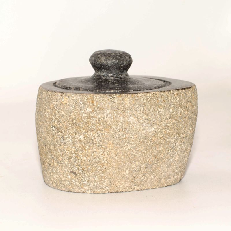Prírodná Uzemňovacie Nádoba z Riečneho Kameňa – Malá (cca 9×7cm)