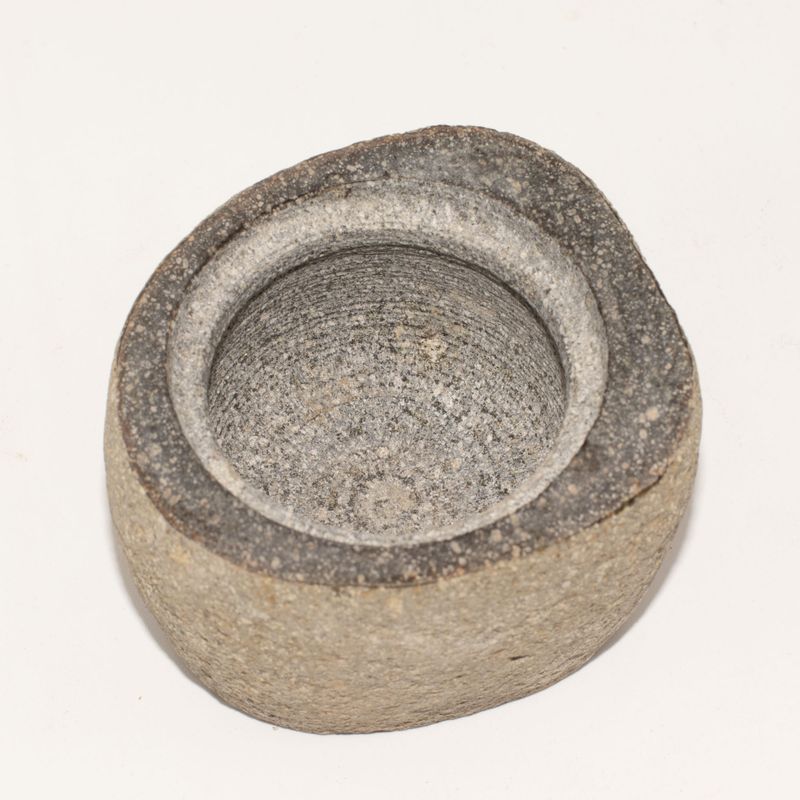 Prírodná Uzemňovacie Nádoba z Riečneho Kameňa – Malá (cca 9×7cm)