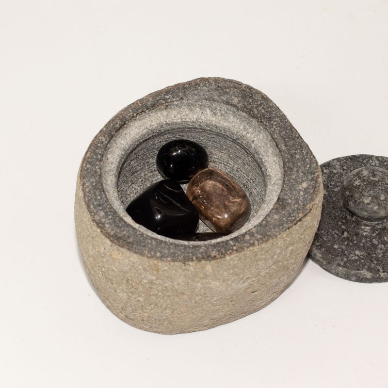 Prírodná Uzemňovacie Nádoba z Riečneho Kameňa – Malá (cca 9×7cm)