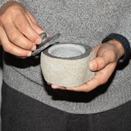 Prírodná Uzemňovacie Nádoba z Riečneho Kameňa – Malá (cca 9×7cm)