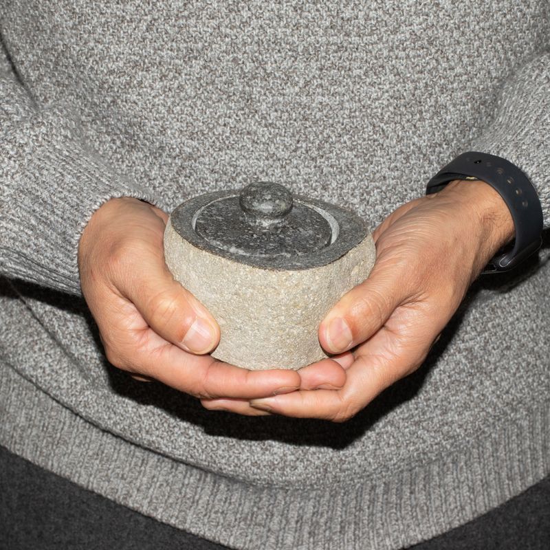 Prírodná Uzemňovacie Nádoba z Riečneho Kameňa – Malá (cca 9×7cm)