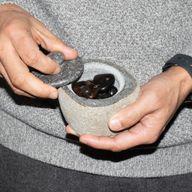 Prírodná Uzemňovacie Nádoba z Riečneho Kameňa – Malá (cca 9×7cm)