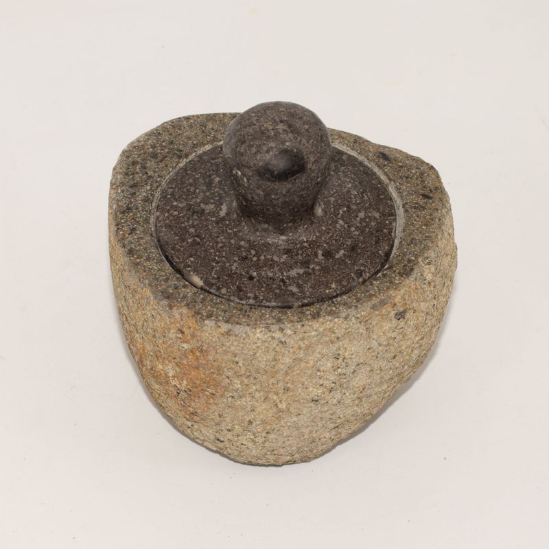 Prírodná Uzemňovacie Nádoba z Riečneho Kameňa - Stredná (cca 12x8cm)