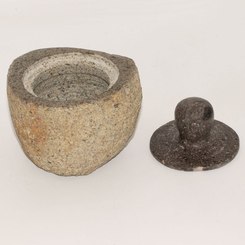 Prírodná Uzemňovacie Nádoba z Riečneho Kameňa - Stredná (cca 12x8cm)