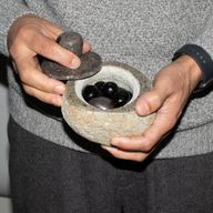 Prírodná Uzemňovacie Nádoba z Riečneho Kameňa - Stredná (cca 12x8cm)