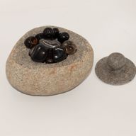 Prírodná Uzemňovacie Nádoba z Riečneho Kameňa - Veľká (cca 15x12cm)