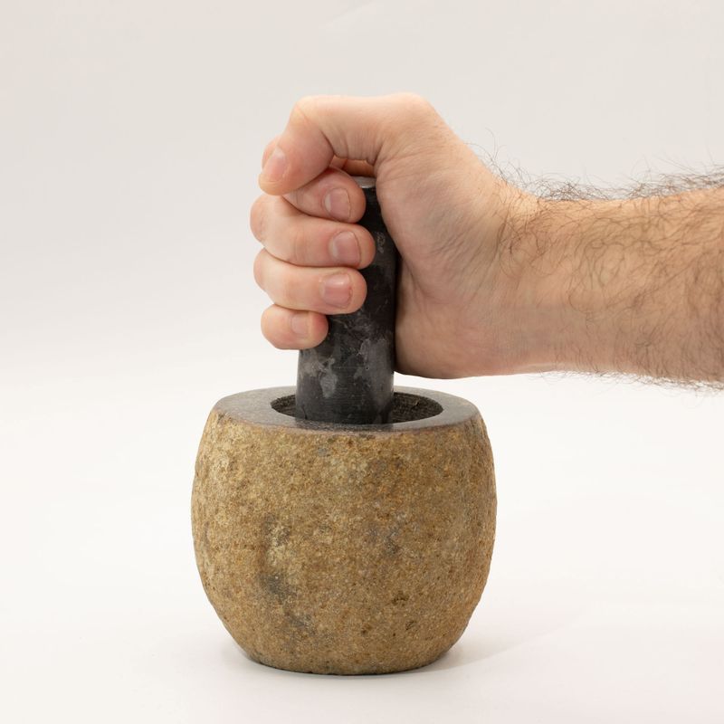 Dekoratívny Mažiar a Palička z Prírodného Riečneho Kameňa – Malý (cca 9 × 7 cm)