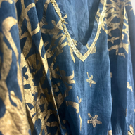 Nomád Sari - Kaftan Ručne Maľovaný Dizajn Morskej Modrej a Zlatej Koralovej Farby