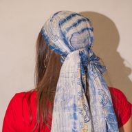 Nomad Sari - Letná Šatka -  180x50cm -  Potlač Marbella - Modrá so Zlatým Lemom